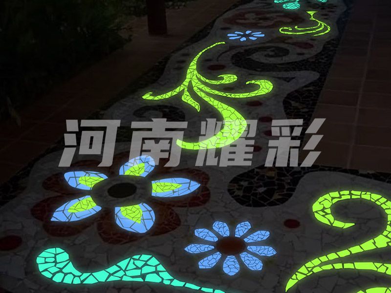 云南瀘沽湖景區(qū)自發(fā)光陶瓷藝術漫道